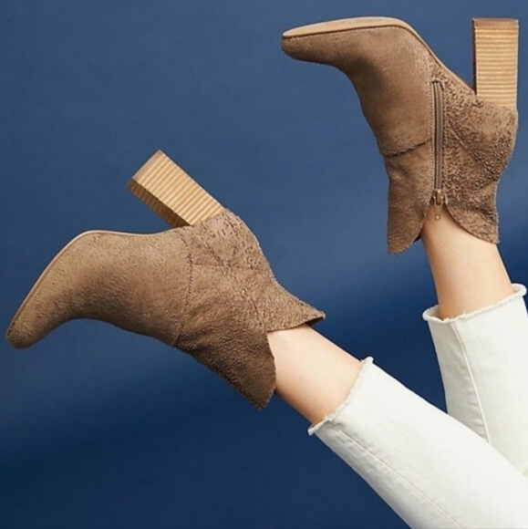 Modern Chic Seychelles Textured Suede Ankle Booties - Picture 2 of 5